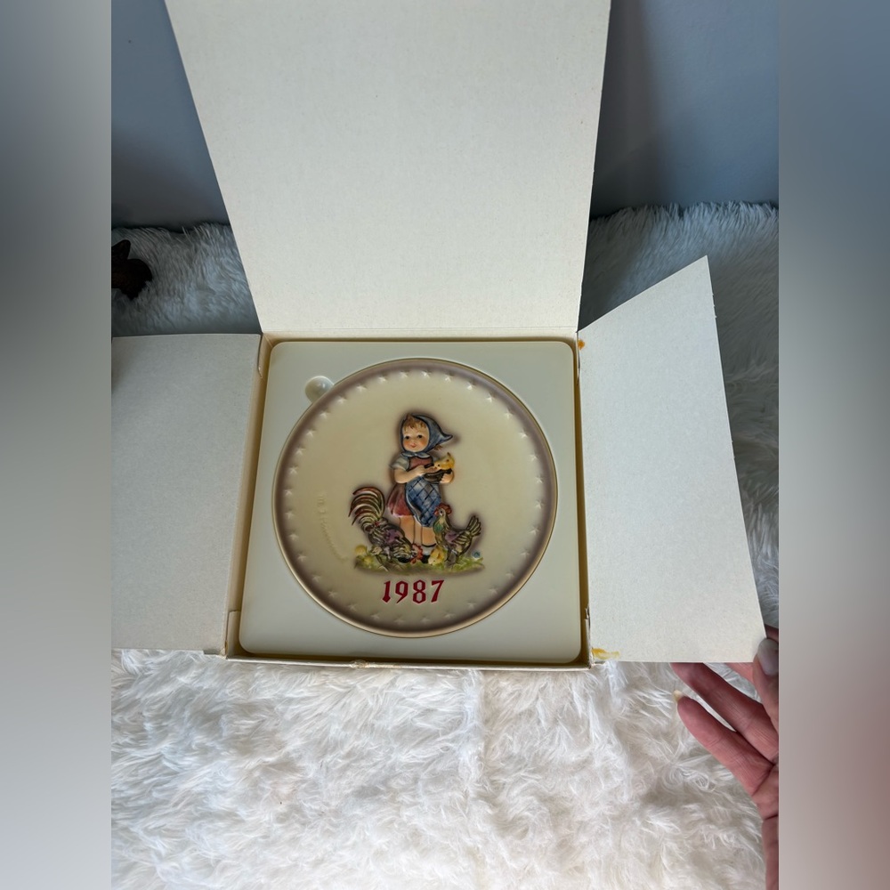 Vintage 1987 M.J Hummel "Feeding Time" Collectors Plate - Number HUM283 - Picture 3 of 4